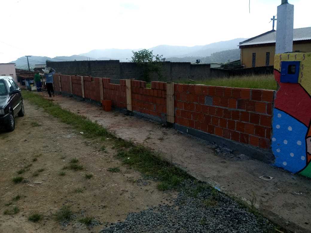 A Secretaria de Educação iniciou a construção do muro do terreno lateral na Creche Gracinha Loureiro